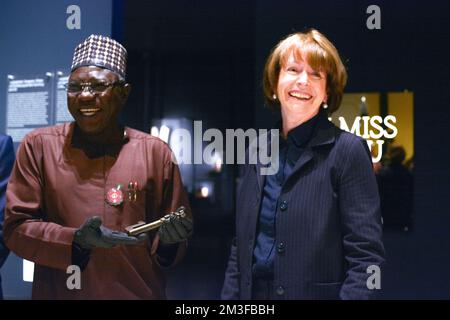 Colonia, Germania. 15th Dec, 2022. Il sindaco di Colonia Henriette Reker e direttore della commissione nazionale dei Musei e dei Monumenti delle Nigerie, la Prof. Abba Isa Tijani si vede tenere una chiave durante la conferenza stampa di ritorno 92 manufatti storici Benin al museo nigeriano iat Rautenstrauch Joest Museum a Colonia, Germania il 15 dicembre 2022 (Foto di Ying Tang/NurPhoto) Credit: NurPhoto/Alamy Live News Foto Stock