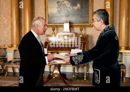 Il re Carlo III riceve sua Eccellenza Magzhan Ilyassov e presenta le lettere di richiamo del suo predecessore e le sue lettere credenziali come Ambasciatore della Repubblica del Kazakistan presso la Corte di San James's durante un pubblico a Buckingham Palace, Londra. Data immagine: Giovedì 15 dicembre 2022. Foto Stock