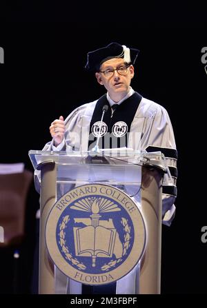 Hollywood, Stati Uniti. 14th Dec, 2022. HOLLYWOOD, FL - 14 DICEMBRE: Autore e creatore del programma della televisione Brad Meltzer parlano al università di Broward il discorso di cerimonia di laurea all'HardRock in tensione a Hollywood, Florida il 14 dicembre 2022 a Hollywood, Florida. (Foto di JL/Sipa USA) Credit: Sipa USA/Alamy Live News Foto Stock