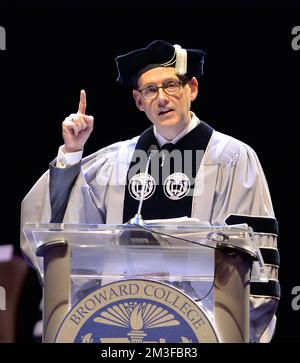 Hollywood, Stati Uniti. 14th Dec, 2022. HOLLYWOOD, FL - 14 DICEMBRE: Autore e creatore del programma della televisione Brad Meltzer parlano al università di Broward il discorso di cerimonia di laurea all'HardRock in tensione a Hollywood, Florida il 14 dicembre 2022 a Hollywood, Florida. (Foto di JL/Sipa USA) Credit: Sipa USA/Alamy Live News Foto Stock