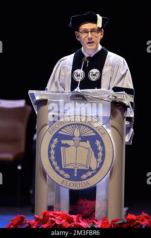 Hollywood, Stati Uniti. 14th Dec, 2022. HOLLYWOOD, FL - 14 DICEMBRE: Autore e creatore del programma della televisione Brad Meltzer parlano al università di Broward il discorso di cerimonia di laurea all'HardRock in tensione a Hollywood, Florida il 14 dicembre 2022 a Hollywood, Florida. (Foto di JL/Sipa USA) Credit: Sipa USA/Alamy Live News Foto Stock