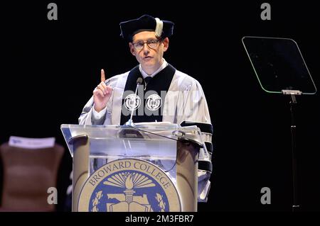 Hollywood, Stati Uniti. 14th Dec, 2022. HOLLYWOOD, FL - 14 DICEMBRE: Autore e creatore del programma della televisione Brad Meltzer parlano al università di Broward il discorso di cerimonia di laurea all'HardRock in tensione a Hollywood, Florida il 14 dicembre 2022 a Hollywood, Florida. (Foto di JL/Sipa USA) Credit: Sipa USA/Alamy Live News Foto Stock