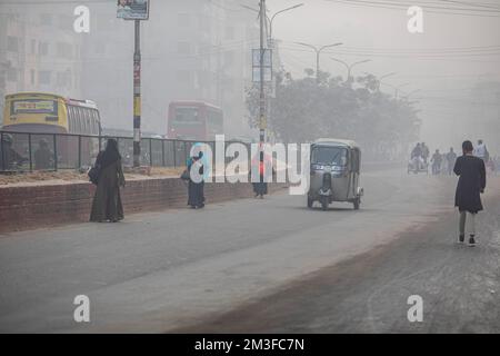 Dhaka, Bangladesh. 14th Dec, 2022. La gente viaggia nei loro luoghi di lavoro in mezzo a una mattina d'inverno nebbiosa a Dhaka. Credit: SOPA Images Limited/Alamy Live News Foto Stock