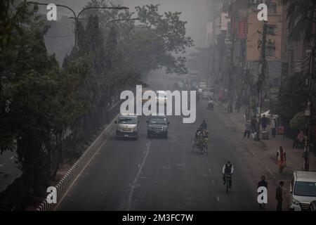 Dhaka, Bangladesh. 14th Dec, 2022. La gente viaggia nei loro luoghi di lavoro in mezzo a una mattina d'inverno nebbiosa a Dhaka. Credit: SOPA Images Limited/Alamy Live News Foto Stock