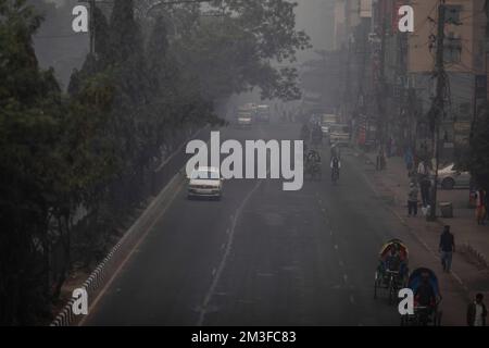 Dhaka, Bangladesh. 14th Dec, 2022. La gente viaggia nei loro luoghi di lavoro in mezzo a una mattina d'inverno nebbiosa a Dhaka. Credit: SOPA Images Limited/Alamy Live News Foto Stock