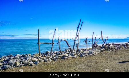 Una bella vista di un segno Hokitika con boschi vicino a un mare in Hokitika, Nuova Zelanda Foto Stock