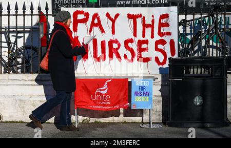 Brighton UK 15th dicembre 2022 - i membri dei sindacati locali e dei gruppi di lavoratori si riuniscono al di fuori del Royal Sussex County Hospital di Brighton per dimostrare il loro sostegno agli scioperi infermieri che hanno avuto inizio oggi . : Credit Simon Dack / Alamy Live News Foto Stock