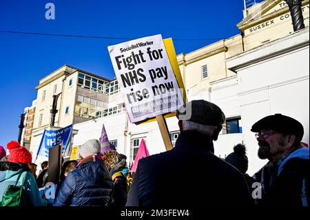 Brighton UK 15th dicembre 2022 - i membri dei sindacati locali e dei gruppi di lavoratori, tra cui il lavoratore socialista, si riuniscono al di fuori del Royal Sussex County Hospital di Brighton per dimostrare il loro sostegno agli scioperi infermieri che hanno avuto inizio oggi . : Credit Simon Dack / Alamy Live News Foto Stock