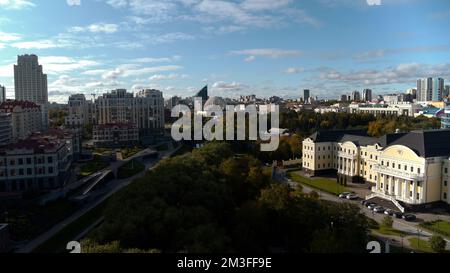 Una splendida vista dall'alto. Stock footage.The paesaggio su cui grandi edifici alti, parchi sono visibili, un fiume scorre nel mezzo e parchi Foto Stock