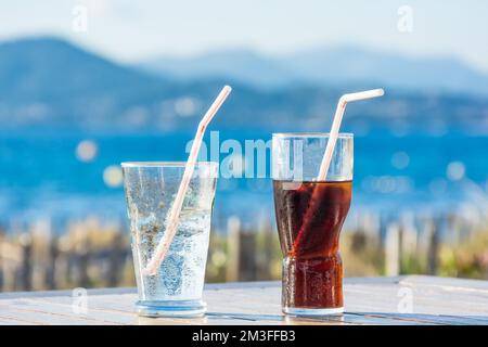 Vista panoramica di due bicchieri di bevande fredde durante le calde giornate estive sulla spiaggia nel sud della Francia nella baia di Saint Tropez Foto Stock