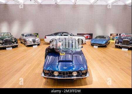 Londra, Regno Unito. 15th Dec, 2022. Circa 27.000 miglia dalla nuova 1989 Aston Martin V8 Vantage volo X-Pack, est £270.000 - £350.000 con sullo sfondo 2017 Rolls-Royce Wraith Black Badge Coupé, est £200.000 - £250.000 e altre auto - Un'anteprima della vendita Street Collector Cars a Bonhams New Bond Street. Il SAL si svolge il 16 dicembre 2022. Credit: Guy Bell/Alamy Live News Foto Stock