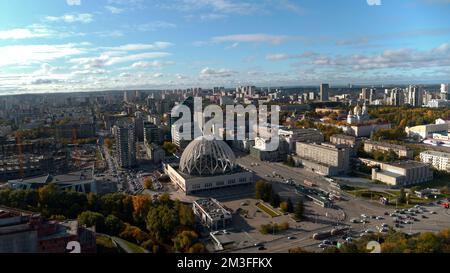 Serbia, Belgrado - 16 giugno 2022: Vista aerea di una città estiva su uno sfondo cielo nuvoloso blu. Riprese in stock. Volando sopra le strade verdi e l'edificio Foto Stock
