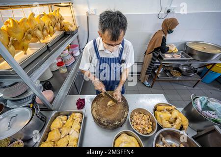 Kota Kinabalu, Malesia. 3rd Dec, 2022. Andrew Wong Hin Hau prepara il pollo per il riso Hainan a Kota Kinabalu a Sabah, Malesia, 3 dicembre 2022. PER ANDARE CON 'caratteristica: Riso di pollo hainanese tutta la rabbia in se Asia' Credit: Zhu Wei/Xinhua/Alamy Live News Foto Stock