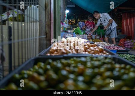 Kota Kinabalu, Malesia. 3rd Dec, 2022. Andrew Wong Hin Hau acquista gli ingredienti in un mercato mattutino a Kota Kinabalu a Sabah, Malesia, 3 dicembre 2022. PER ANDARE CON 'caratteristica: Riso di pollo hainanese tutta la rabbia in se Asia' Credit: Zhu Wei/Xinhua/Alamy Live News Foto Stock