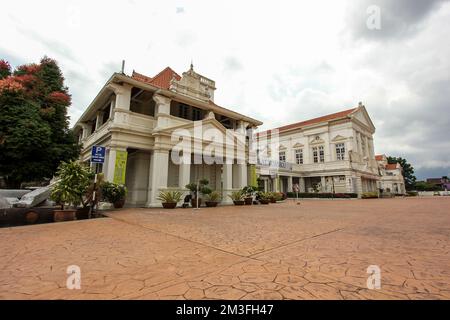 Ipoh, Perak, Malesia - Novembre 2012: La facciata esterna dell'iconica casa di corte di epoca coloniale nella città storica di Ipoh. Foto Stock