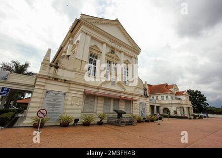 Ipoh, Perak, Malesia - Novembre 2012: La facciata esterna dell'iconica casa di corte di epoca coloniale nella città storica di Ipoh. Foto Stock