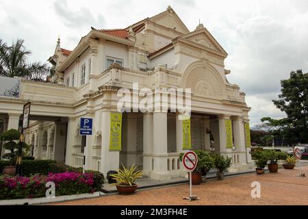 Ipoh, Perak, Malesia - Novembre 2012: La facciata esterna dell'iconica casa di corte di epoca coloniale nella città storica di Ipoh. Foto Stock