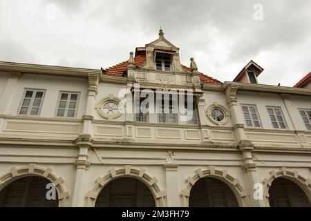 Ipoh, Perak, Malesia - Novembre 2012: La facciata esterna di un grande palazzo di epoca coloniale nella città storica di Ipoh. Foto Stock