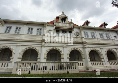 Ipoh, Perak, Malesia - Novembre 2012: La facciata esterna di un grande palazzo di epoca coloniale nella città storica di Ipoh. Foto Stock