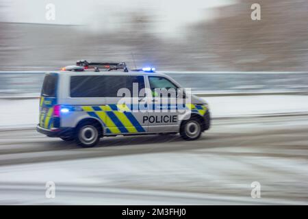 OSTRAVA, REPUBBLICA CECA - 12 DICEMBRE 2022: Volkswagen Transporter T5 auto di polizia di Policie ČR con forte effetto sfocatura movimento e sirene su Foto Stock