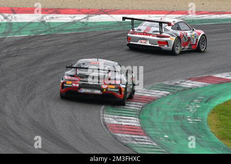 Circuito del Mugello, Italia - 21 ottobre 2022: Mercedes AMG GT4 guidata da Marchetti - Schjerpen del team Nova Race in azione durante la sessione di qualifica di i Foto Stock