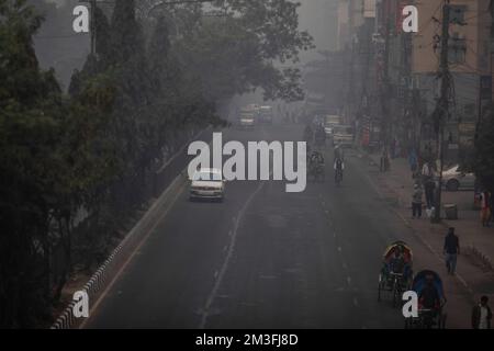 Dhaka, Bangladesh. 14th Dec, 2022. La gente viaggia nei loro luoghi di lavoro in mezzo a una mattina d'inverno nebbiosa a Dhaka. (Foto di Sazzad Hossain/SOPA Images/Sipa USA) Credit: Sipa USA/Alamy Live News Foto Stock