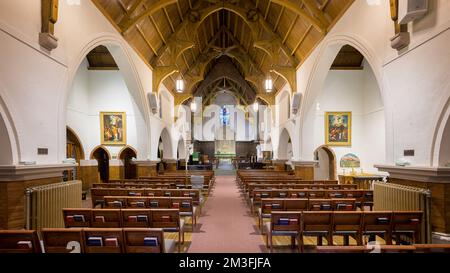Vista panoramica della navata interna della storica St Cattedrale episcopale di Matteo a Laramie, Wyoming Foto Stock