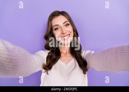 Primo piano selfie foto cadre di giovane allegro toothy beaming sorriso brunette capelli ragazza prendere scatto prima evento isolato su sfondo di colore viola Foto Stock