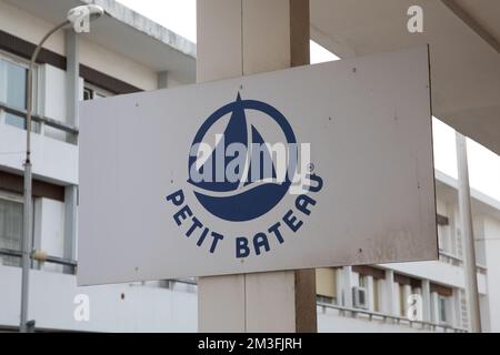 Bordeaux , Aquitaine France - 11 06 2022 : Petit Bateau logo testo e segno di marca facciata dei bambini negozio di moda piccolo negozio di barche Foto Stock