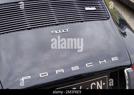 Bordeaux , Aquitaine France - 11 06 2022 : Porsche 911 2,4 911t logo segno e testo del marchio cofano motore classico sport vintage auto iconica Foto Stock