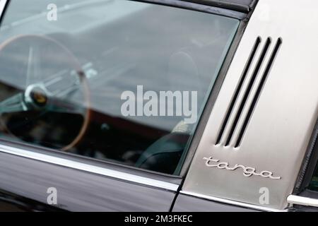 Bordeaux , Aquitaine France - 11 06 2022 : Porsche 911 targa Classic retro sport vintage auto iconico logo anteriore segno e testo marchio vintage Foto Stock