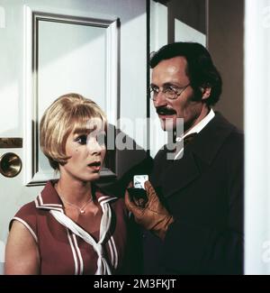 Madame, Sie übertreiben...!, Fernsehspiel nach Jean Jacques Bricaire und Maurice Lasaygues, Deutschland 1975, Regione: Wolfgang Spier, Darsteller: Anita Kupsch, Peter Arenz Foto Stock