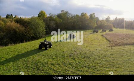 Persone in quad, vista aerea. Fermo. Turisti che guidano quad attraverso la foresta, stile di vita attivo e concetto di viaggio Foto Stock