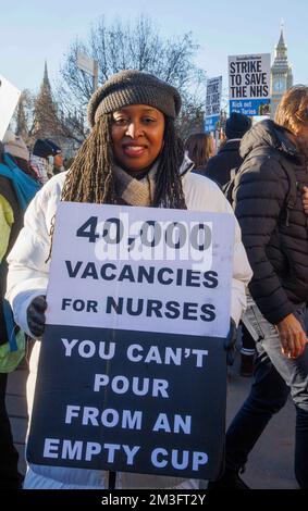 Londra, Regno Unito 15 dicembre 2022 il deputato laburista Dawn Butler, Shadow Secretary of state for Women and Eparitario, sulla linea picket infermieri e personale infermieristico dimostrano al di fuori del St ThomasÕs Hospital di Londra. Decine di migliaia di infermieri sono stati scioperi per la loro prima passeggiata di massa in un secolo in Inghilterra, Galles e Irlanda del Nord. L’azione, un tentativo di garantire aumenti salariali al di sopra dell’inflazione, è andata avanti dopo i colloqui per evitare che si sia conclusa in una situazione di stallo. Linee di picket sono in atto presso decine di ospedali e migliaia di NHS appuntamenti e operazioni sono stati annullati. Foto Stock
