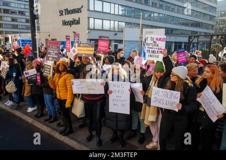 Londra, Regno Unito. 15th Dec, 2022. Infermieri e personale infermieristico si dimostrano fuori dal St Thomas's Hospital di Londra. Decine di migliaia di infermieri sono stati scioperi per la loro prima passeggiata di massa in un secolo in Inghilterra, Galles e Irlanda del Nord. L’azione, un tentativo di garantire aumenti salariali al di sopra dell’inflazione, è andata avanti dopo i colloqui per evitare che si sia conclusa in una situazione di stallo. Linee di picket sono in atto presso decine di ospedali e migliaia di NHS appuntamenti e operazioni sono stati annullati. Credit: Notizie dal vivo di Mark Thomas/Alamy Foto Stock