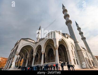 Ankara-Turchia, 09 dicembre 2022: i musulmani turchi eseguono il namaz (preghiere) alla moschea di Melike Hatun Camii i Melike Hatun a Ulus, Ankara. Questa moschea Foto Stock