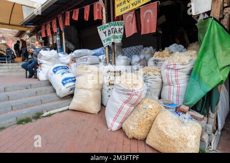 Ankara-Turchia, 09 dicembre 2022: Un negozio di vendita e l'acquisto di lana per trapunta al bazar di Ankara Kaleici, vecchio insediamento zona all'interno del castello di Ankara. Foto Stock