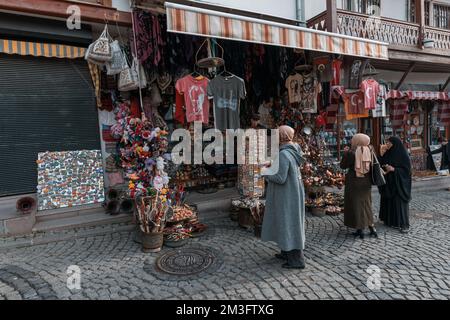 Ankara-Turchia, 09 dicembre 2022: La gente che acquista al bazar in Ankara Kaleici, zona di vecchio insediamento all'interno del castello di Ankara. Famoso antico hou di legno Foto Stock