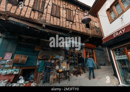 Ankara-Turchia, 09 dicembre 2022: La gente che acquista al bazar in Ankara Kaleici, zona di vecchio insediamento all'interno del castello di Ankara. Famoso antico hou di legno Foto Stock