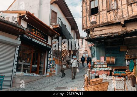 Ankara-Turchia, 09 dicembre 2022: La gente che acquista al bazar in Ankara Kaleici, zona di vecchio insediamento all'interno del castello di Ankara. Famoso antico hou di legno Foto Stock