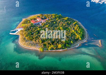 Kosljun. Isola adriatica di Kosljun nella baia di Punat vista aerea, Isola di Krk, il Quarnero della Croazia Foto Stock