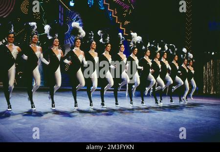 Ballett des Friedrichstadtpalast a Berlino, das berühmte Ballettensemble besteht aus fast 60 Tänzerinnen und Tänzer aus 26 Ländern, Brillianter Show-Tanz verschiedener Tanz-Stilrichtungen, fotografiert 1990. Balletto di Friedrichstadtpalast, Berlino, il famoso gruppo di balletti è composto da quasi 60 ballerini provenienti da 26 paesi, brillante spettacolo di danza di vari stili, foto scattata nel 1990. Foto Stock