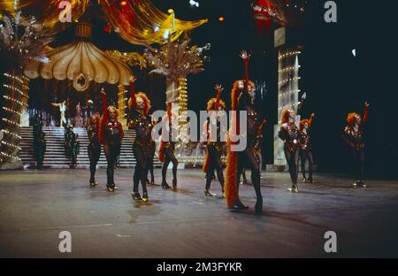 Ballett des Friedrichstadtpalast a Berlino, das berühmte Ballettensemble besteht aus fast 60 Tänzerinnen und Tänzer aus 26 Ländern, Brillianter Show-Tanz verschiedener Tanz-Stilrichtungen, fotografiert 1990. Balletto di Friedrichstadtpalast, Berlino, il famoso gruppo di balletti è composto da quasi 60 ballerini provenienti da 26 paesi, brillante spettacolo di danza di vari stili, foto scattata nel 1990. Foto Stock