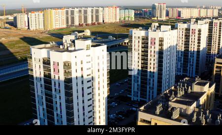 Quartiere moderno con belle case colorate in una giornata estiva. Riprese in stock. Vista aerea di una zona notte della città con strade e parcheggio Foto Stock