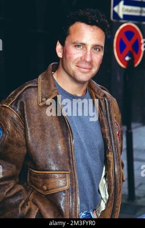 Ethan Wayne, amerikanischer Schauspieler, Sohn des berühmten Hollywood-Darstellers und Westernhelden John Wayne, hier bei einem Fototermin des SAT 1-Dreiteilers: Dornen der Liebe, auch Mission der Liebe, Deutschland, 1994. Ethan Wayne, attore americano, figlio del famoso attore di Hollywood e eroe del film occidentale John Wayne, qui a una foto di SAT 1 tre-parter: Missione d'amore, Germania, 1994. Foto Stock