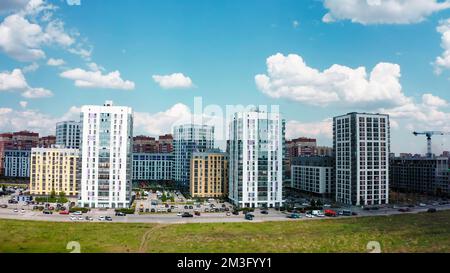 Quartiere moderno con belle case colorate in una giornata estiva. Riprese in stock. Vista aerea di una zona notte della città con strade e parcheggio Foto Stock