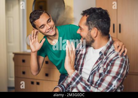 Ritratto di felice padre e figlio a casa. Foto Stock