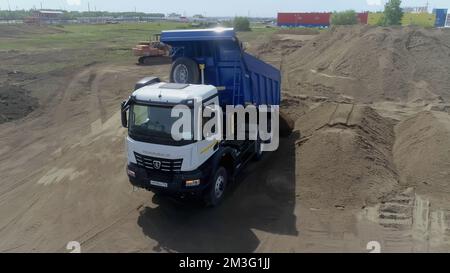USA, Arkansas - 28 giugno 2022: Cave di sabbia, estrazione industriale di sabbia per l'industria delle costruzioni. Scenografia. Scarico della sabbia dal dumper, tru. Minerario Foto Stock