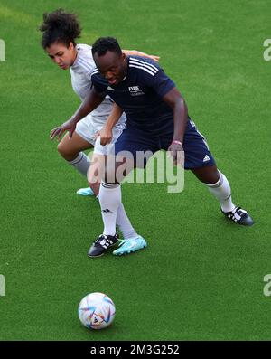 Doha, Qatar. 15th Dec, 2022. La leggenda del Ghana Michael Essien (R) gareggia durante la FIFA Legends Cup al Khalifa International Tennis & Squash Complex di Doha, Qatar, il 15 dicembre 2022. Credit: Jia Haocheng/Xinhua/Alamy Live News Foto Stock