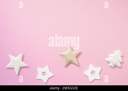 Composizione di Natale. Regali di Natale, decorazioni nere e dorate su sfondo rosa pastello. Foto Stock